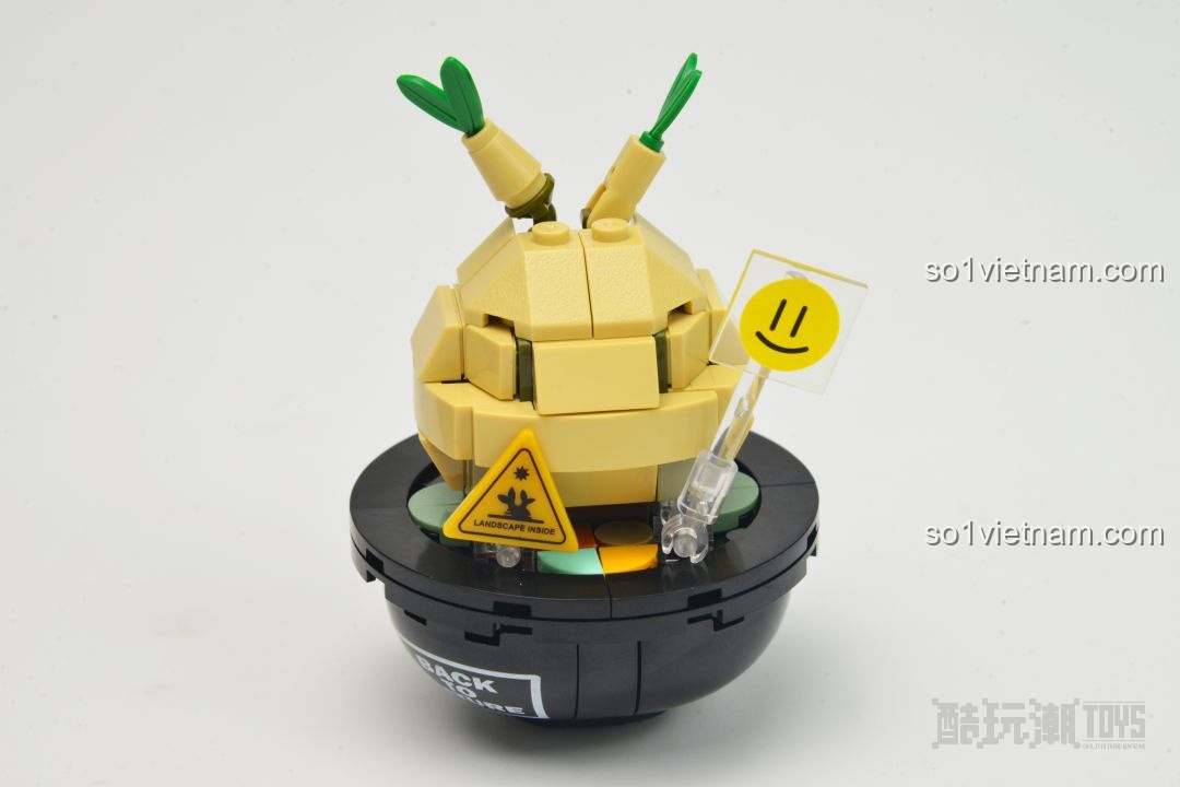 Mô hình AREA-X AX0082 Caudex House hoàn chỉnh trong hộp trưng bày acrylic, một góc xanh mướt an yên.