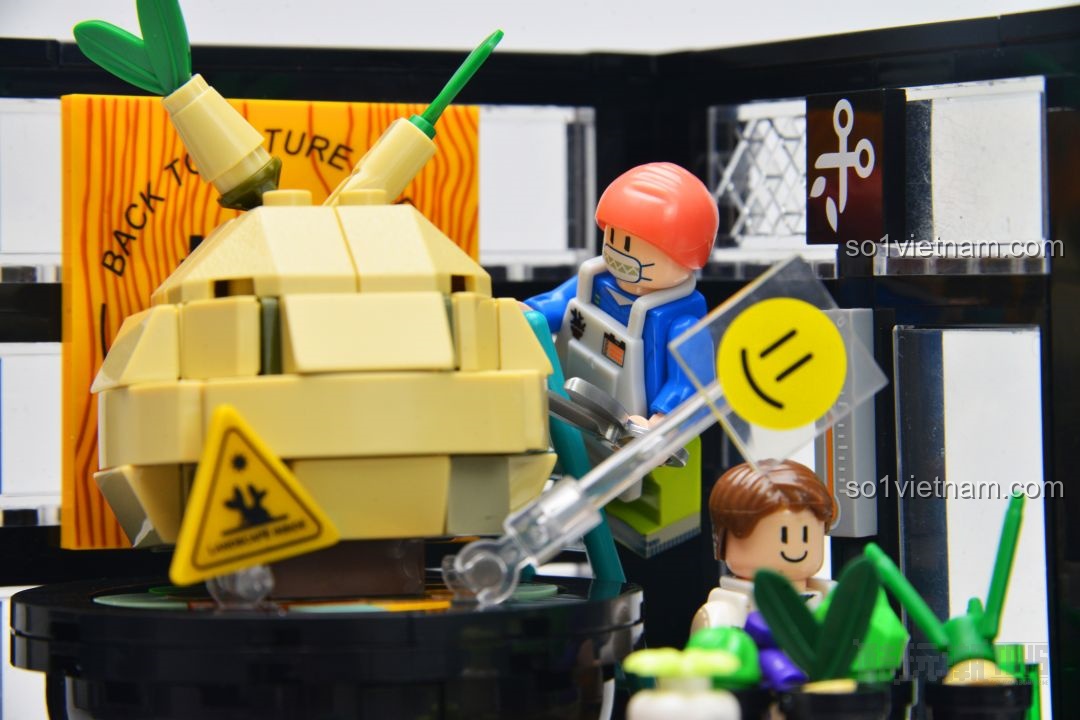 Bức tường trắng với các khối vuông màu xanh dương tạo hiệu ứng 