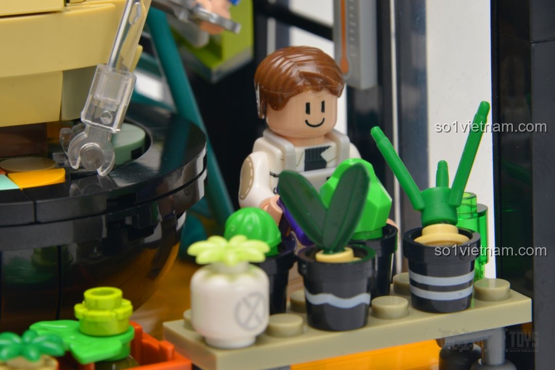 Góc nhìn từ phía sau bức tường của mô hình AREA-X AX0083 Games World, cho thấy sự liền mạch trong thiết kế.