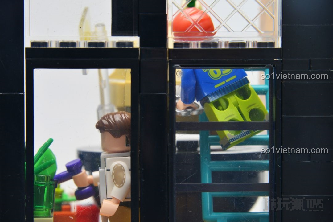 Nhân vật game đang bay lượn trong không gian ảo của mô hình AREA-X AX0083 Games World, tạo cảm giác chiến đấu.