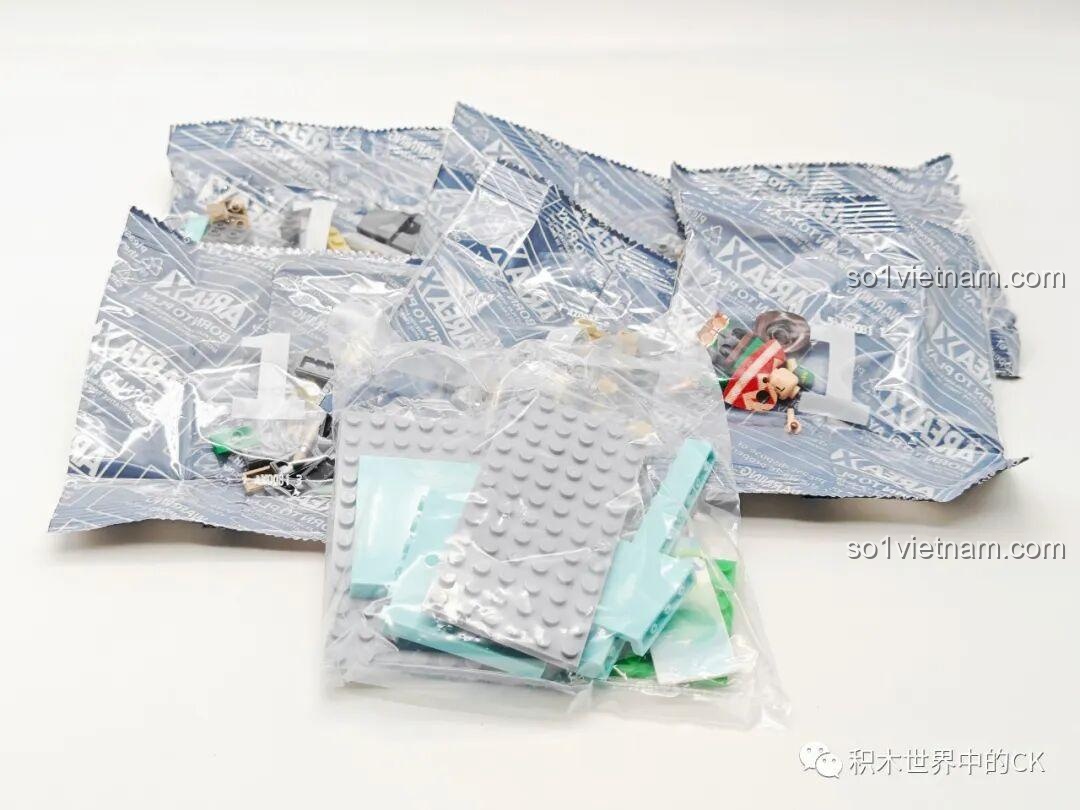 Các túi mảnh ghép của bộ đồ chơi lắp ráp AREA-X AX0081 Khu cắm trại mini, được phân loại gọn gàng. Review AREA-X AX0081.