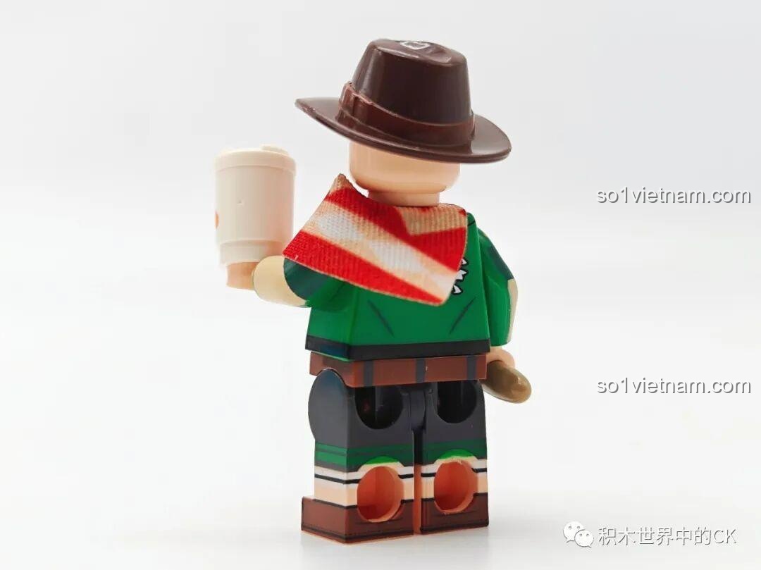 Mặt sau của nhân vật minifigure Người cắm trại trong bộ đồ chơi AREA-X AX0081 Khu cắm trại mini. Đánh giá AREA-X AX0081.