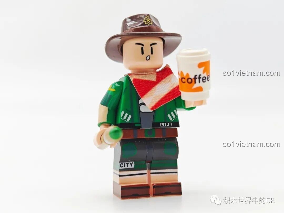 Cận cảnh nhân vật minifigure Người cắm trại của bộ đồ chơi AREA-X AX0081 Khu cắm trại mini. Review AREA-X AX0081.