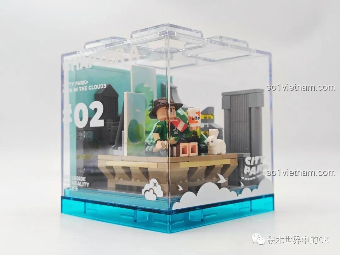 Mô hình hoàn chỉnh của bộ đồ chơi AREA-X AX0081 Khu cắm trại mini trong hộp trưng bày, nhìn từ góc nghiêng. Cảm nhận AREA-X AX0081.