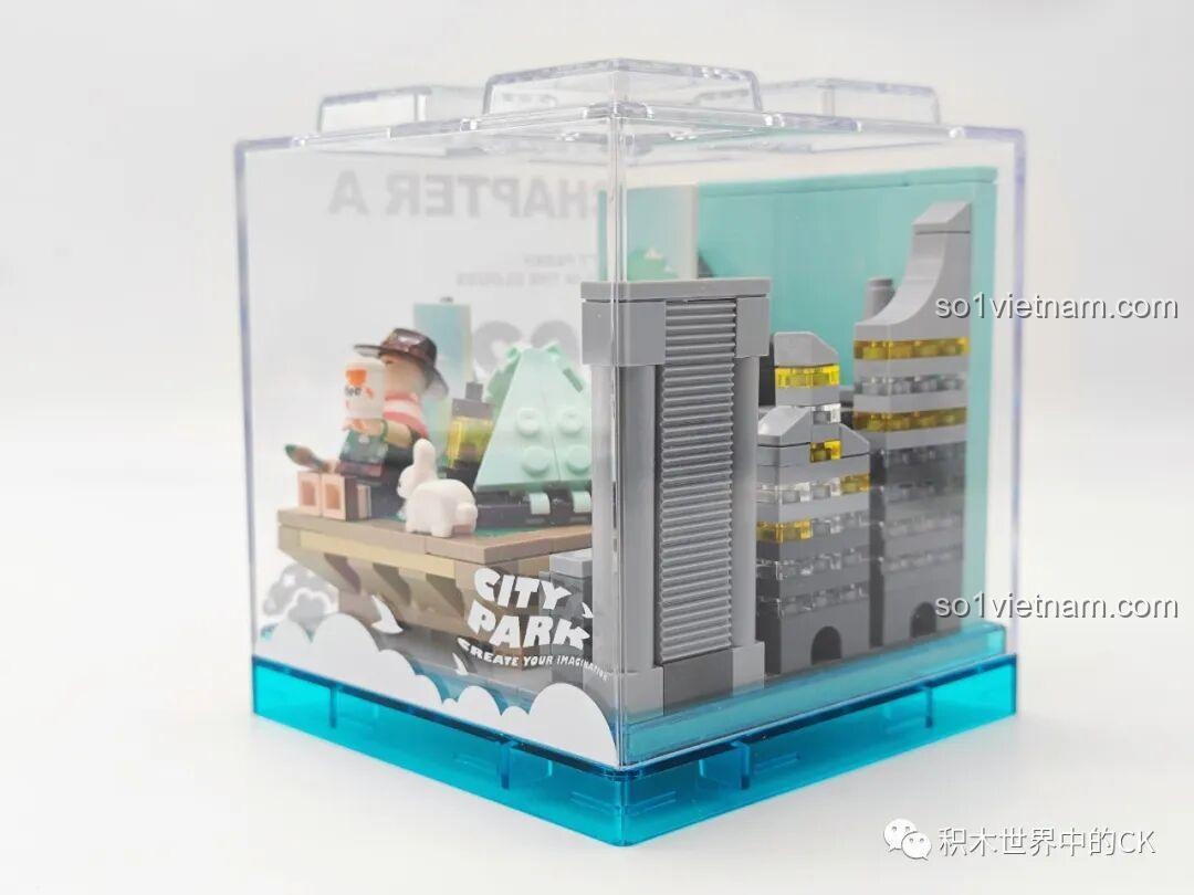 Mô hình hoàn chỉnh của bộ đồ chơi AREA-X AX0081 Khu cắm trại mini trong hộp trưng bày, nhìn từ phía sau. Review AREA-X AX0081.