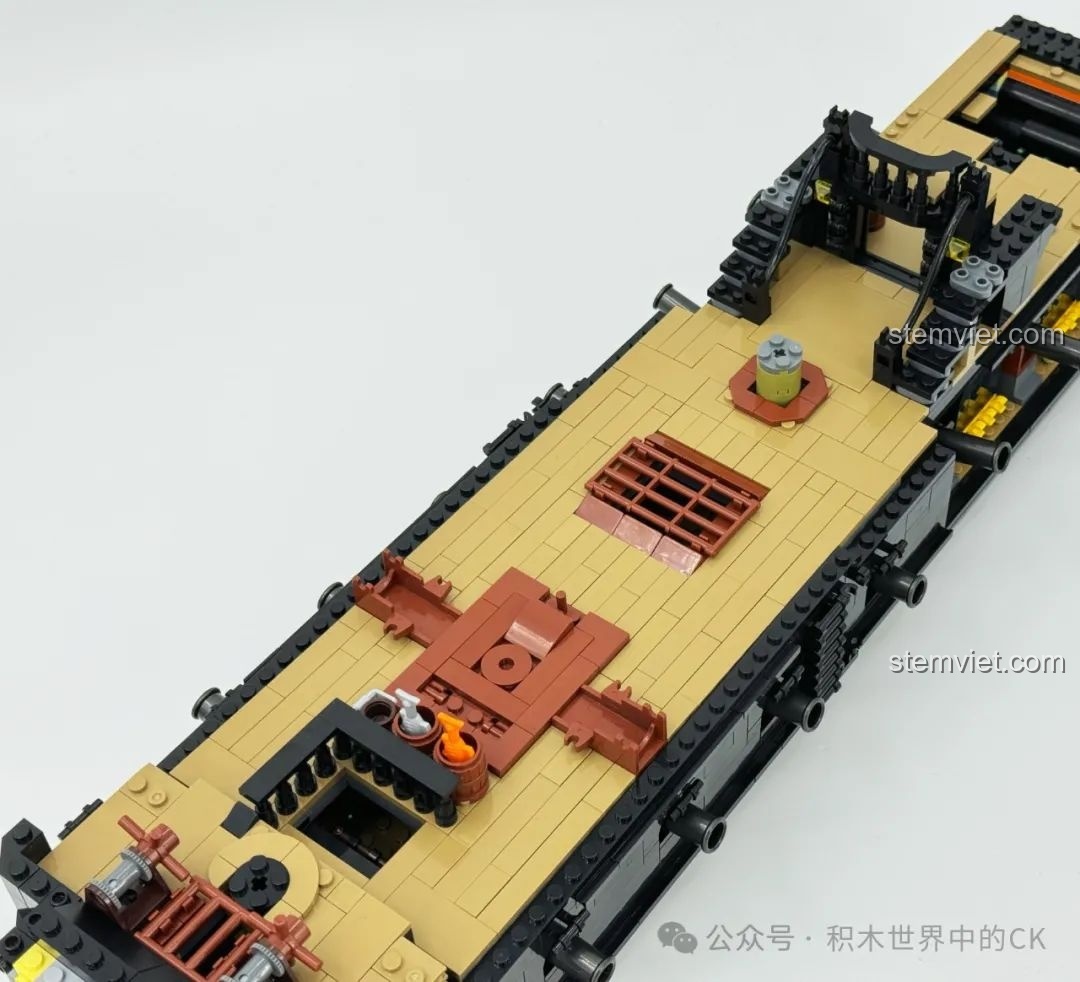 Boong tàu đã được lắp ráp hoàn chỉnh trên mô hình BAKA 33305 Tàu Cướp Biển Đen, sẵn sàng cho các chi tiết tiếp theo.