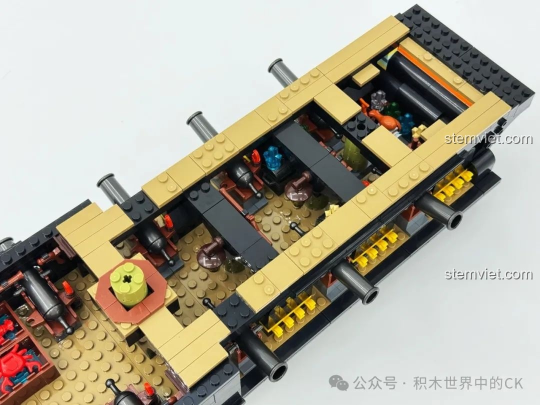 Chi tiết nội thất boong trên của bộ BAKA 33305 Mô hình Tàu Cướp Biển Đen, với các khu vực chức năng.