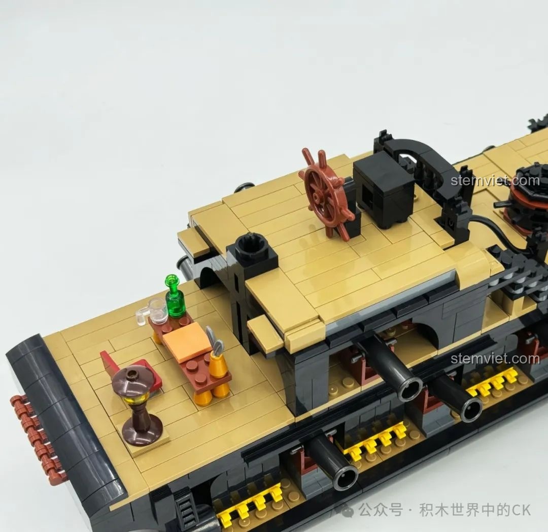 Cabin thuyền trưởng đã được đặt lên boong tàu của mô hình BAKA 33305 Tàu Cướp Biển Đen.