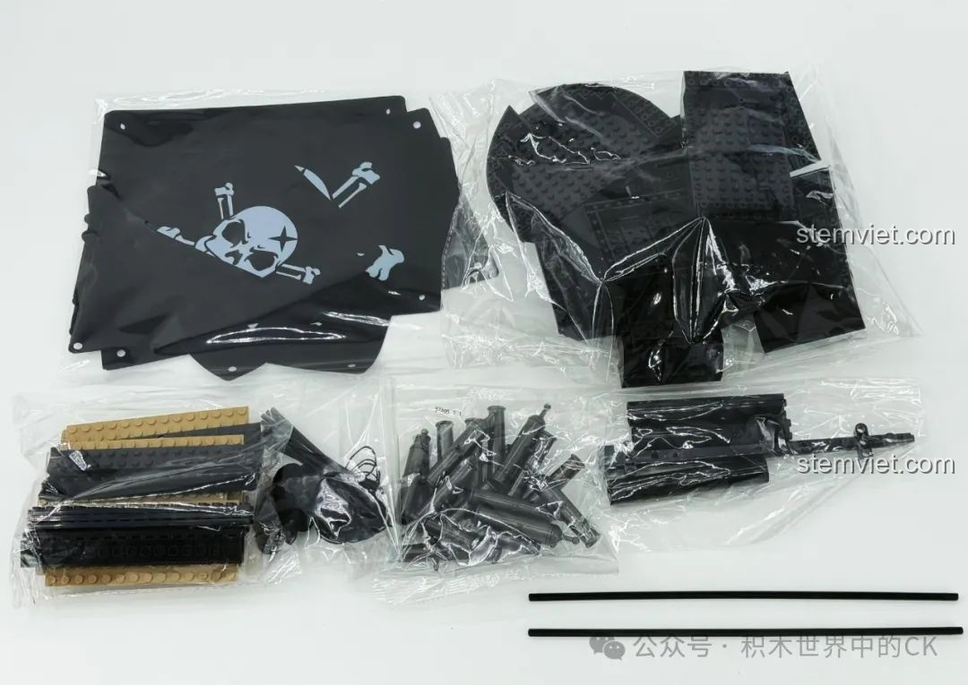 Các chi tiết đặc biệt như cánh buồm, dây thừng và các mảnh lớn khác của bộ lắp ghép BAKA 33305 Mô hình Tàu Cướp Biển Đen.