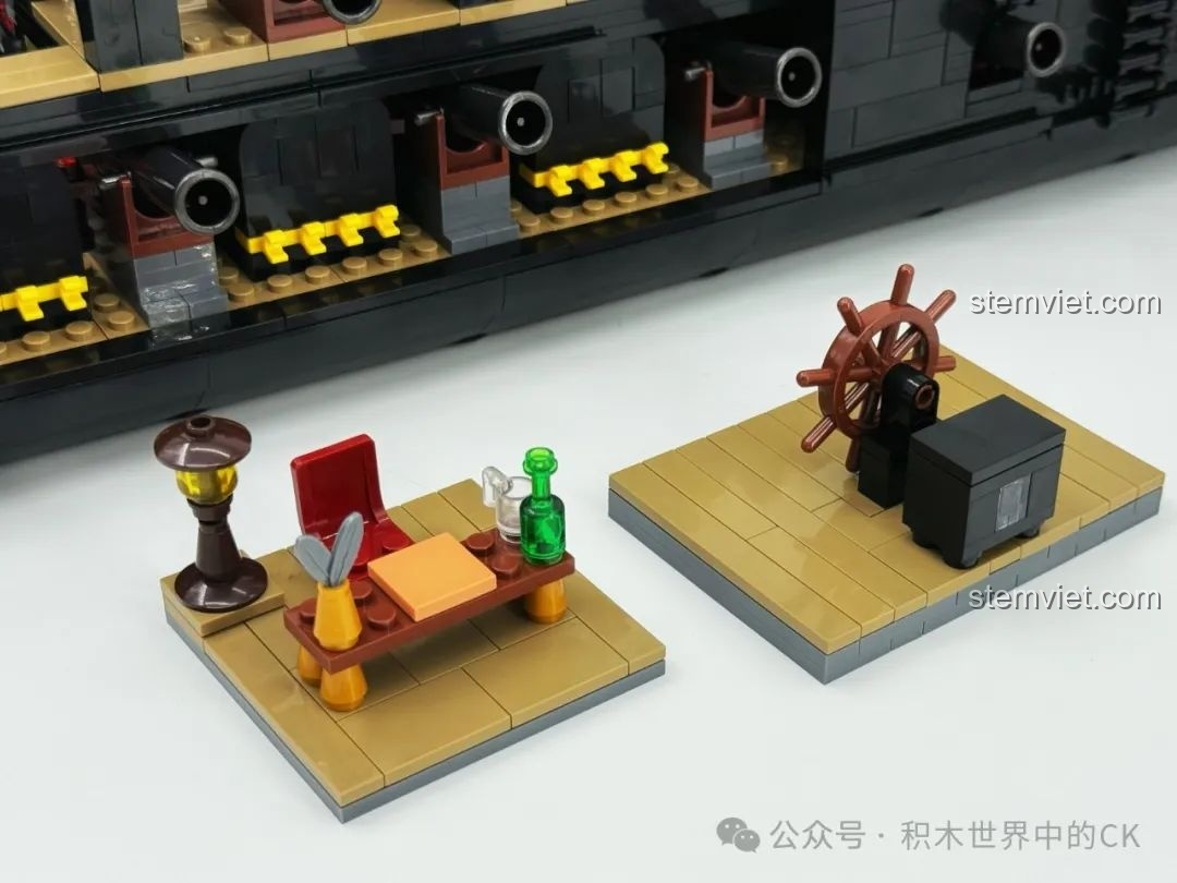 Các module nội thất riêng biệt cho cabin thuyền trưởng của bộ BAKA 33305 Mô hình Tàu Cướp Biển Đen.