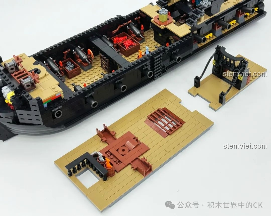 Các phần boong tàu có thể tháo rời của bộ BAKA 33305 Mô hình Tàu Cướp Biển Đen, cho phép nhìn vào bên trong.