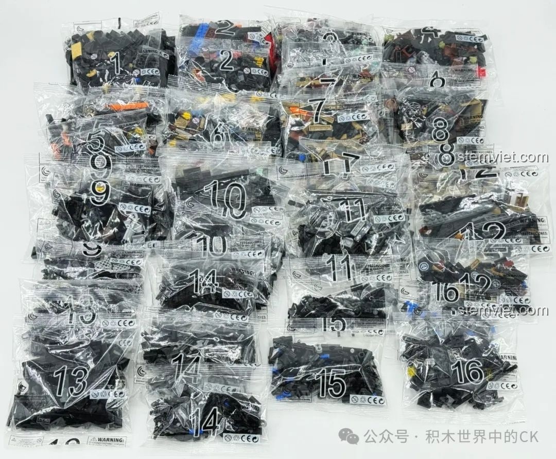 Các túi mảnh ghép được đánh số cẩn thận của bộ lắp ghép BAKA 33305 Mô hình Tàu Cướp Biển Đen, sẵn sàng cho quá trình lắp ráp.