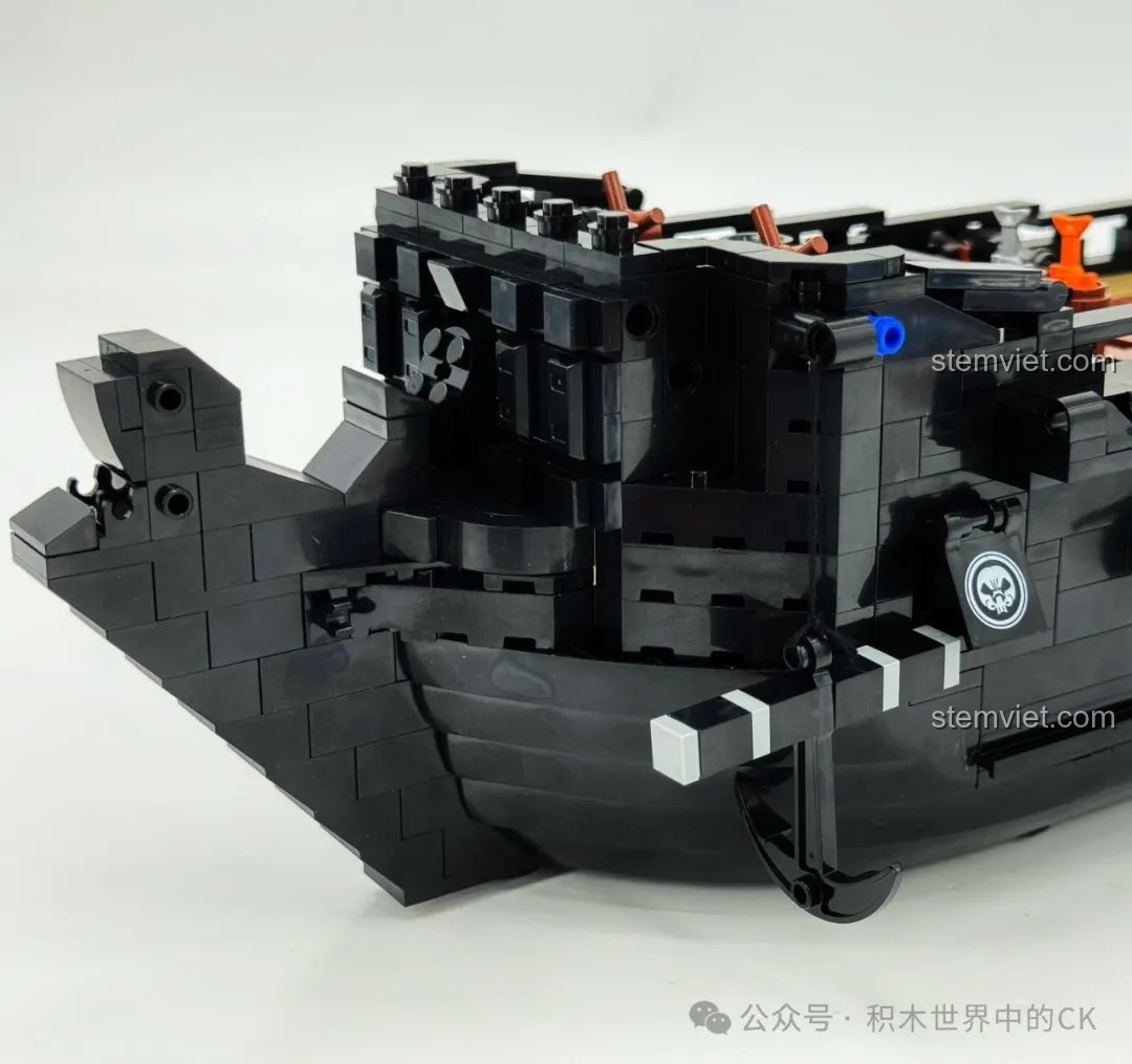 Cấu trúc các cột buồm của bộ BAKA 33305 Mô hình Tàu Cướp Biển Đen, sẵn sàng cho việc gắn cánh buồm.