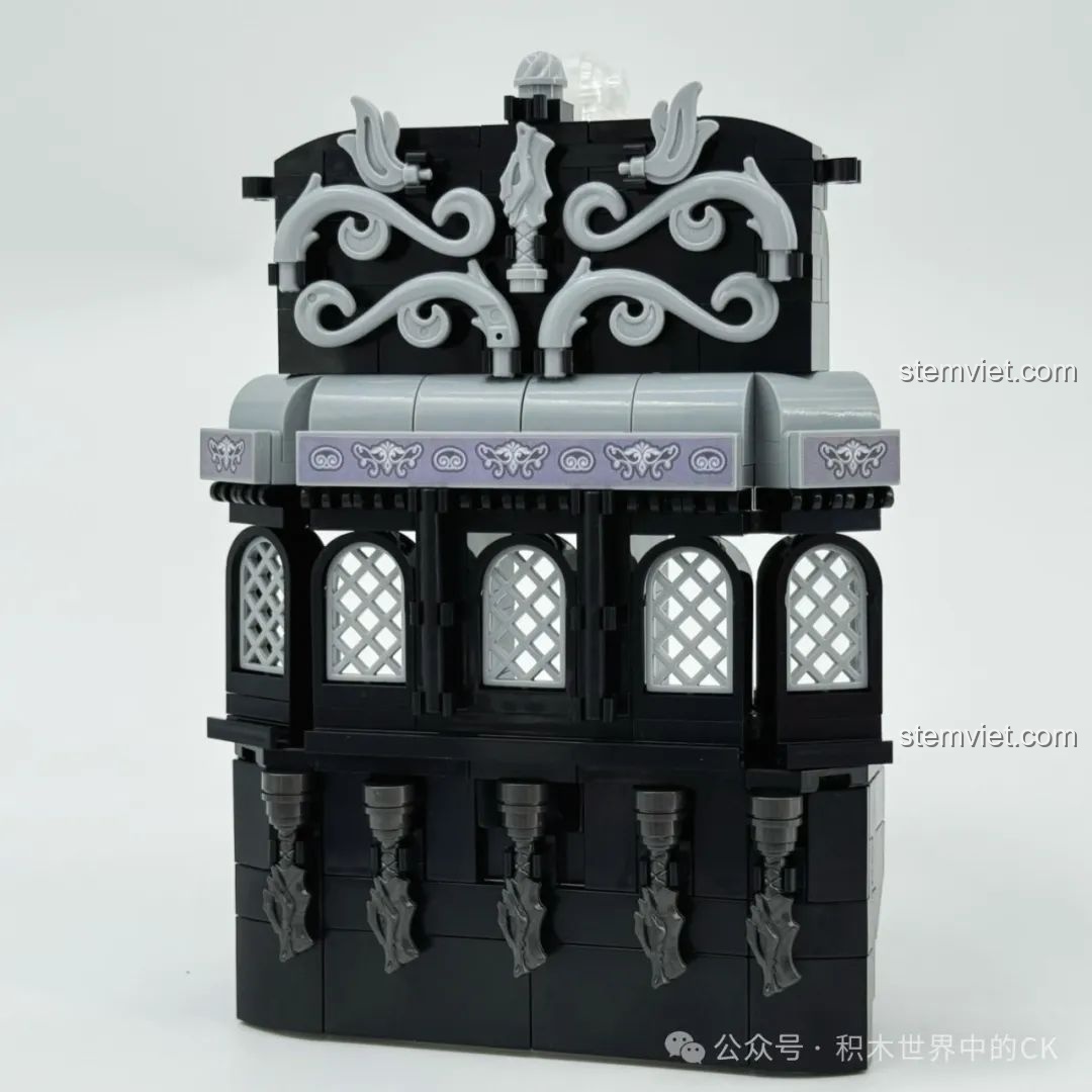 Cấu trúc phần đuôi tàu của bộ BAKA 33305 Mô hình Tàu Cướp Biển Đen, với các chi tiết trang trí.