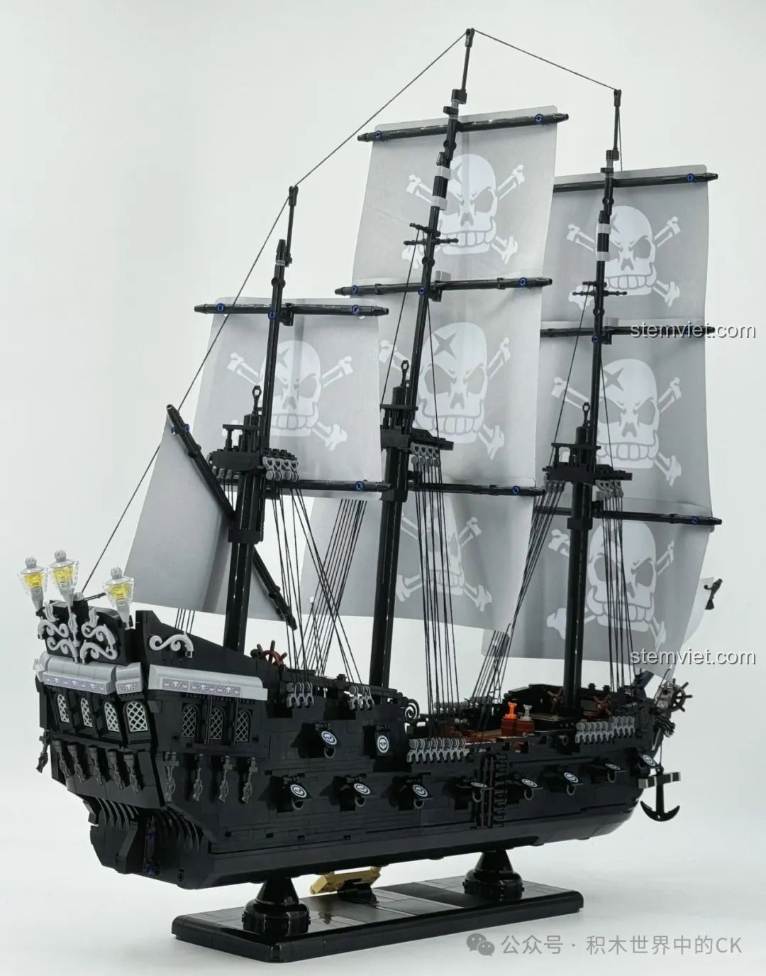 Cận cảnh bánh lái của mô hình BAKA 33305 Tàu Cướp Biển Đen, với chi tiết gỗ chân thực.