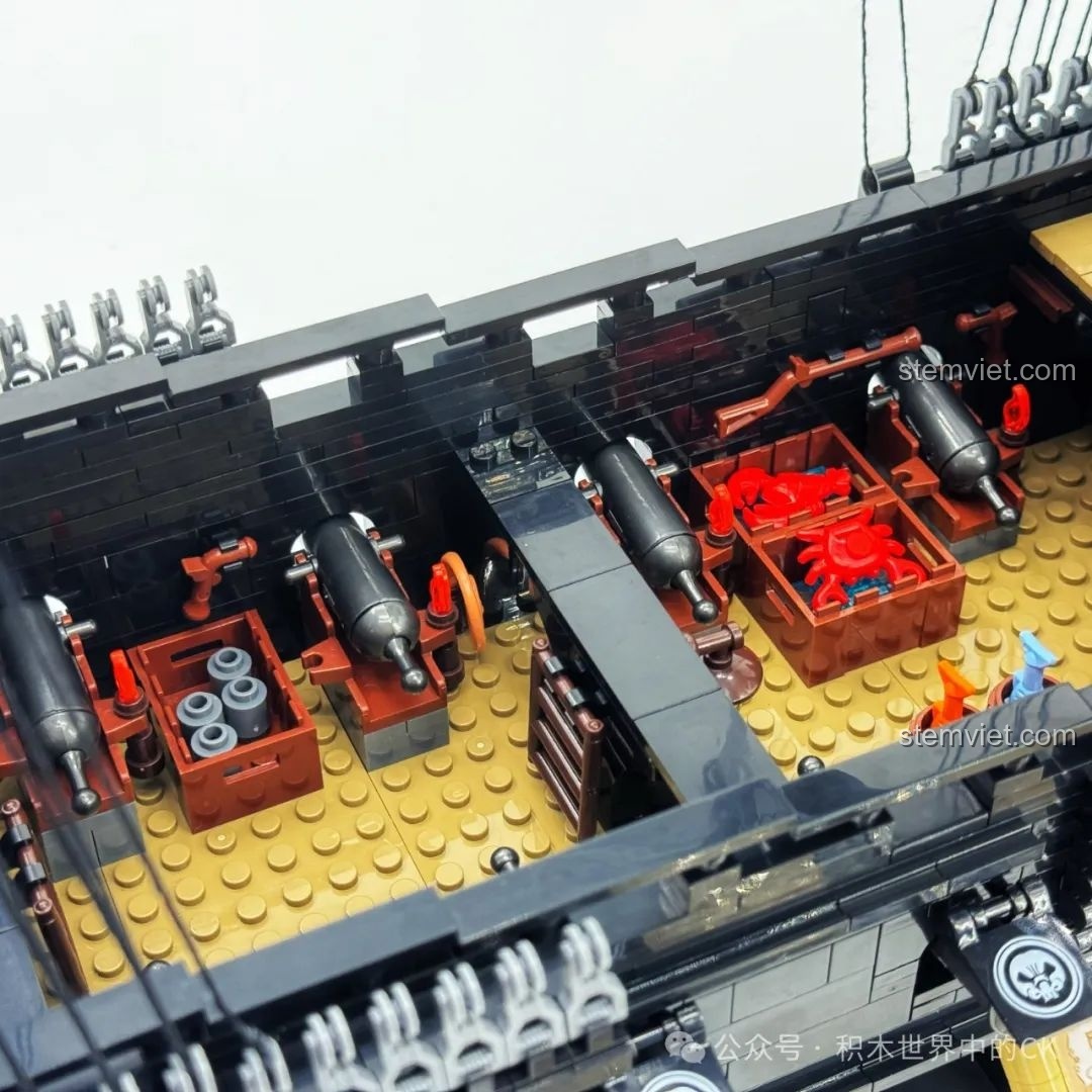 Cận cảnh chất liệu và họa tiết đầu lâu xương chéo trên cánh buồm của mô hình BAKA 33305 Tàu Cướp Biển Đen.