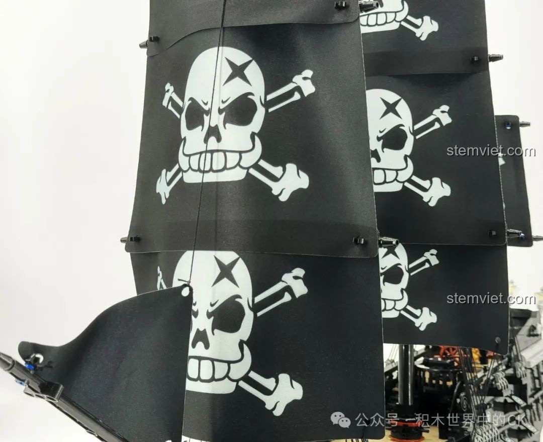 Cận cảnh các ô cửa sổ trang trí ở phần đuôi tàu của mô hình BAKA 33305 Tàu Cướp Biển Đen.