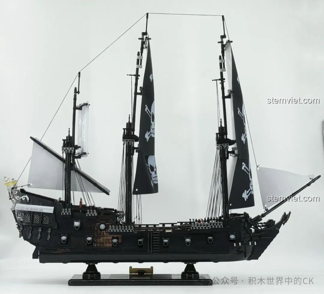 Chi tiết dây neo và cấu trúc bên hông mũi tàu của mô hình BAKA 33305 Tàu Cướp Biển Đen.