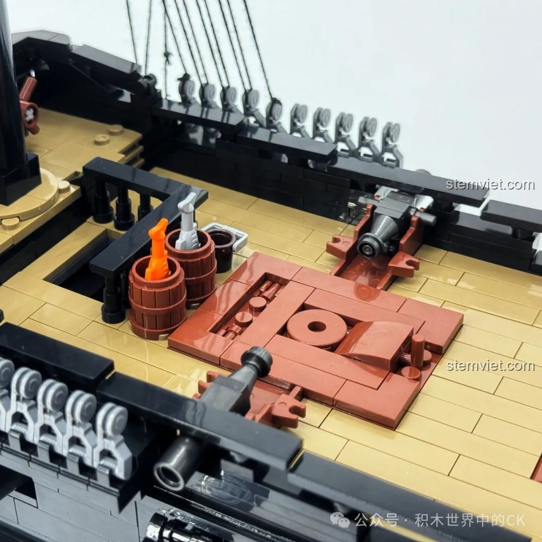 Cận cảnh các đèn lồng ở phần đuôi tàu của mô hình BAKA 33305 Tàu Cướp Biển Đen, với ánh sáng vàng.