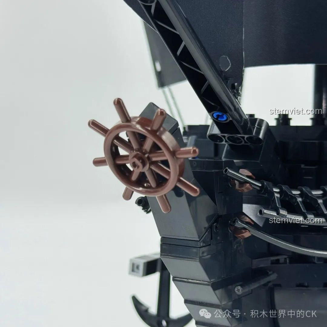 Cận cảnh hàng pháo trên boong tàu của mô hình BAKA 33305 Tàu Cướp Biển Đen, sẵn sàng chiến đấu.