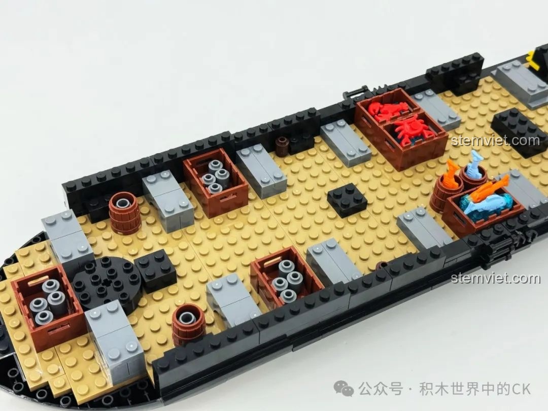 Chi tiết khoang tàu bên trong của bộ BAKA 33305 Mô hình Tàu Cướp Biển Đen, với các thùng và vật phẩm nhỏ.