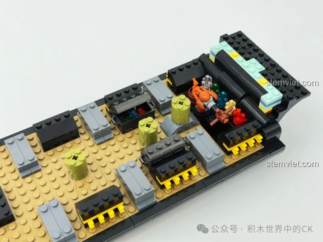 Một góc khác của khoang tàu BAKA 33305 Tàu Cướp Biển Đen, hiển thị thêm các vật phẩm và cấu trúc bên trong.