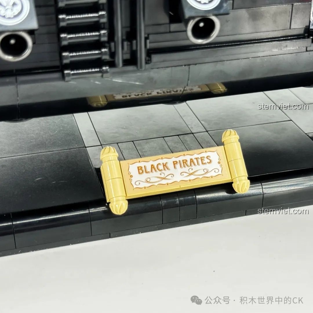 Cận cảnh mỏ neo của mô hình BAKA 33305 Tàu Cướp Biển Đen, với thiết kế chắc chắn.