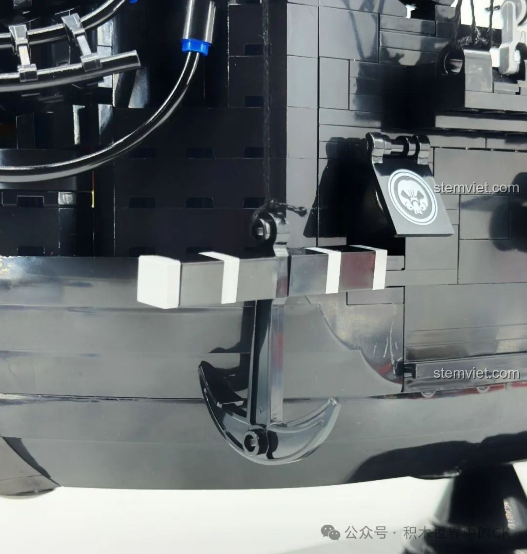 Cận cảnh nội thất bên trong cabin thuyền trưởng của mô hình BAKA 33305 Tàu Cướp Biển Đen, với bàn ghế và vật dụng.