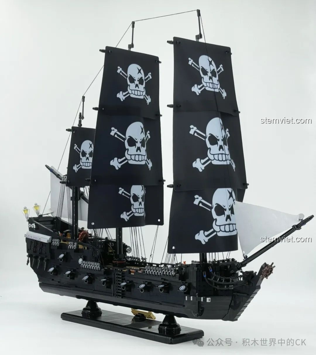 Cận cảnh tời cuốn dây trên boong tàu của mô hình BAKA 33305 Tàu Cướp Biển Đen.