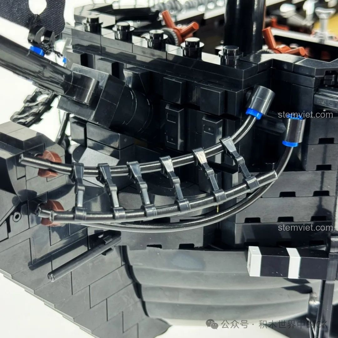 Các vật phẩm nhỏ trên boong tàu của mô hình BAKA 33305 Tàu Cướp Biển Đen, như thùng và súng.