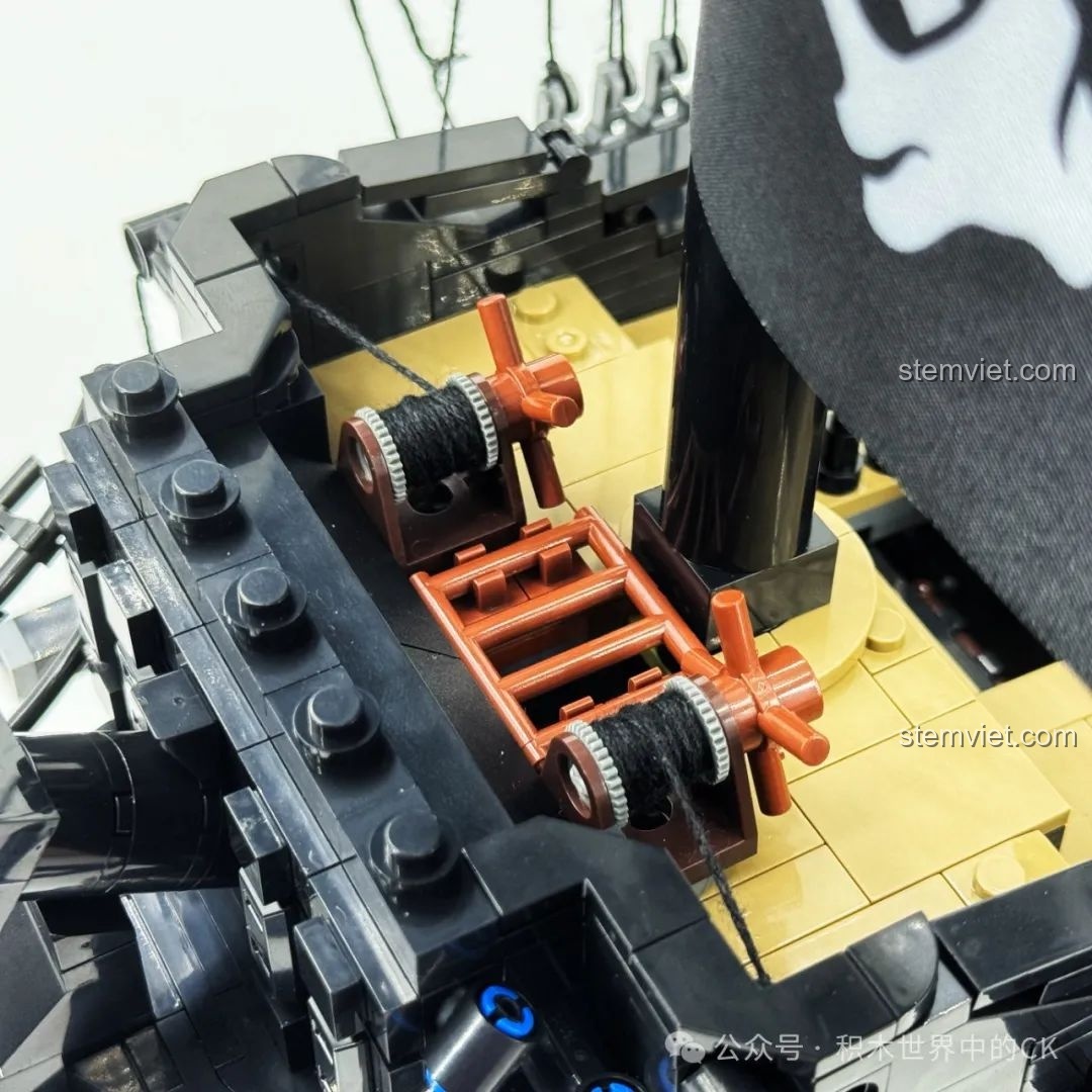 Một góc khác của các vật phẩm trên boong tàu của mô hình BAKA 33305 Tàu Cướp Biển Đen.