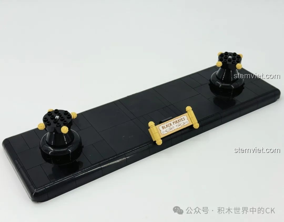 Phần đế trưng bày của mô hình BAKA 33305 Tàu Cướp Biển Đen, với tên
