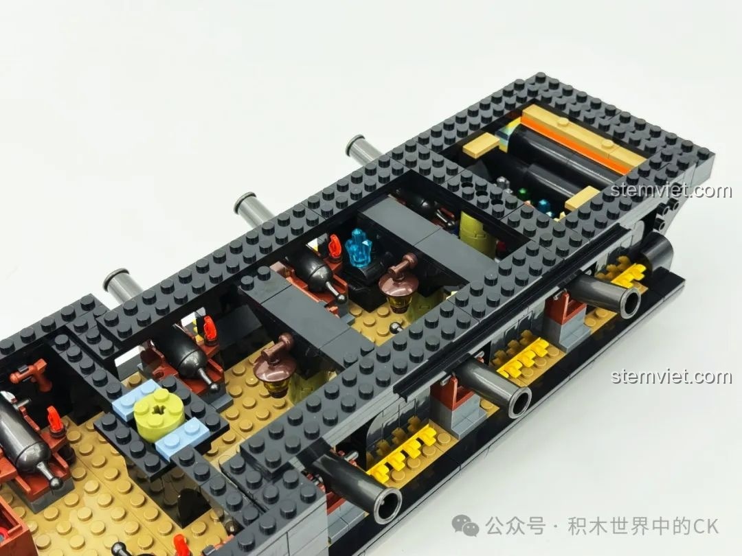 Phần đuôi tàu từ bên trong của bộ BAKA 33305 Mô hình Tàu Cướp Biển Đen, với các chi tiết nội thất phức tạp.