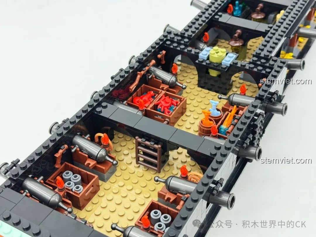 Khu vực giữa tàu từ bên trong của bộ BAKA 33305 Mô hình Tàu Cướp Biển Đen, với nhiều khẩu pháo và thùng hàng.