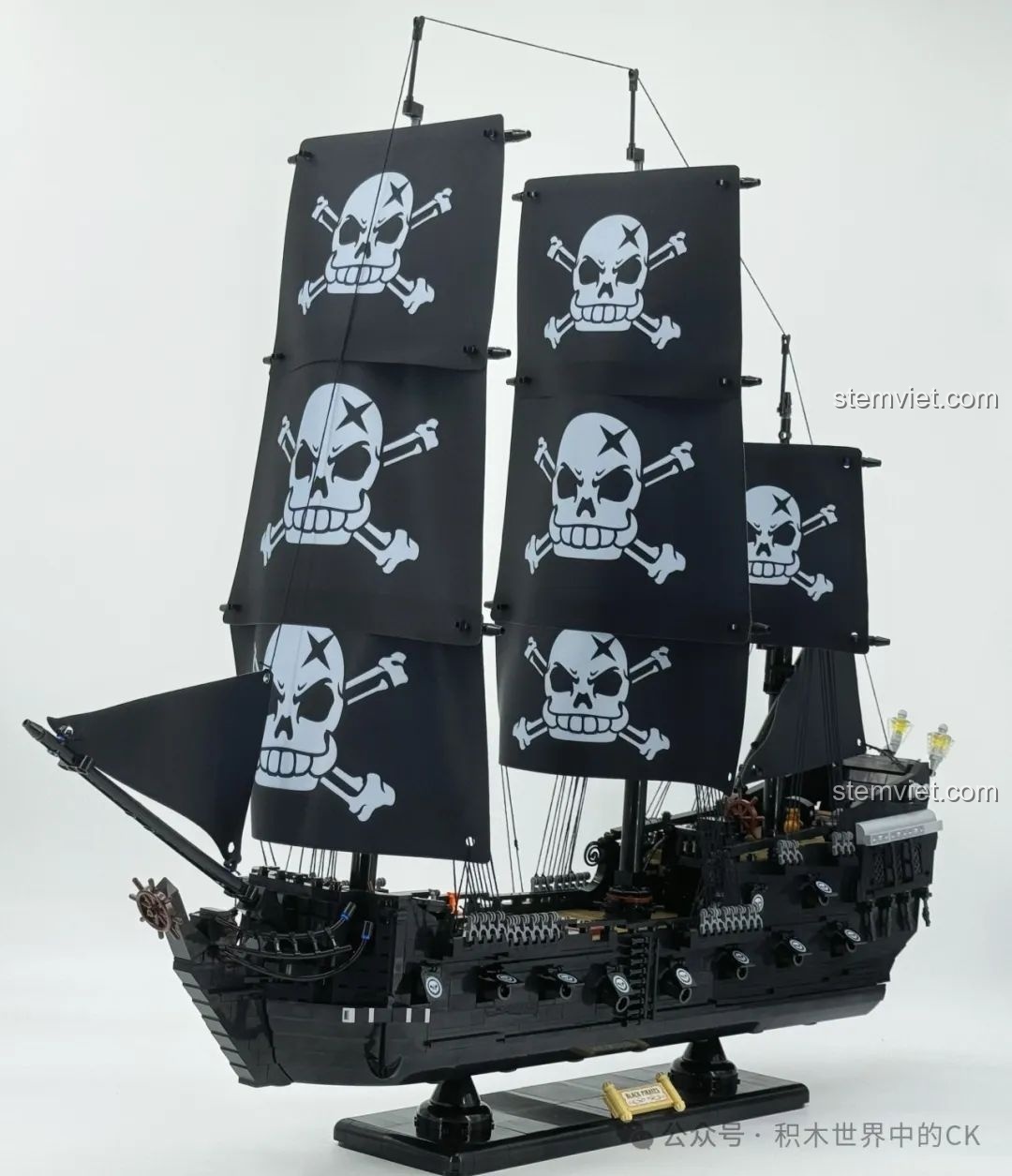 Mô hình BAKA 33305 Tàu Cướp Biển Đen đã hoàn thiện, với các cánh buồm được kéo lên, tạo dáng động.