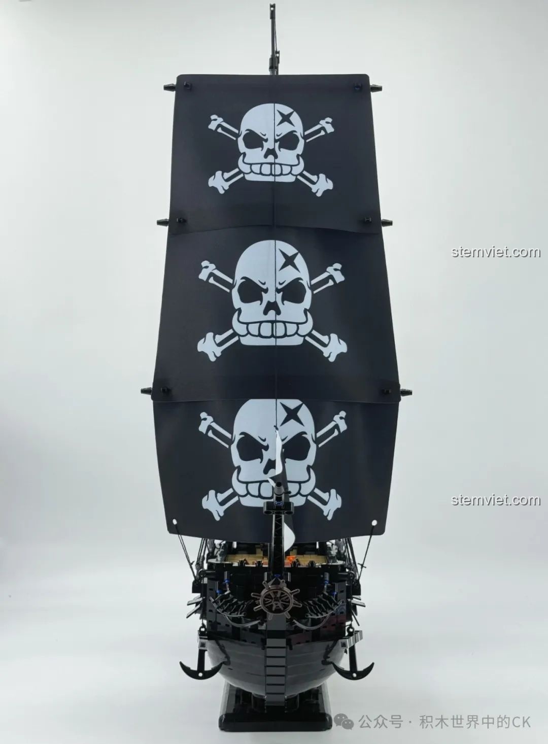 Mô hình BAKA 33305 Tàu Cướp Biển Đen đã hoàn thiện trên đế trưng bày, nhìn từ góc nghiêng.