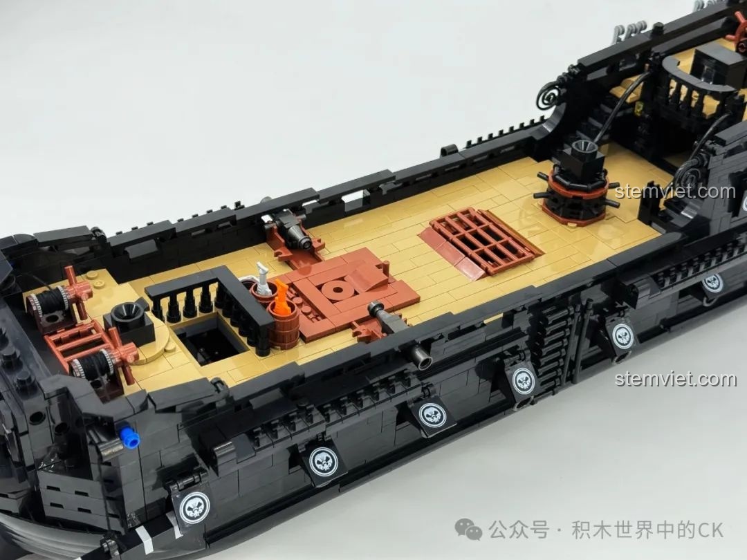 Mô hình BAKA 33305 Tàu Cướp Biển Đen đã hoàn thiện, nhìn từ góc nghiêng, thể hiện sự hùng vĩ và chi tiết.