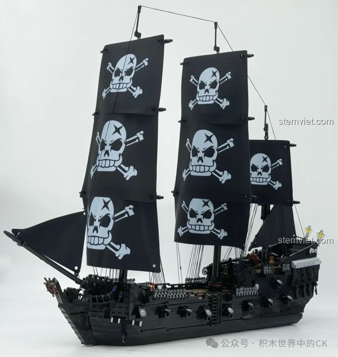 Mô hình BAKA 33305 Tàu Cướp Biển Đen đã hoàn thiện, nhìn từ góc chéo, thể hiện chiều sâu và kích thước.
