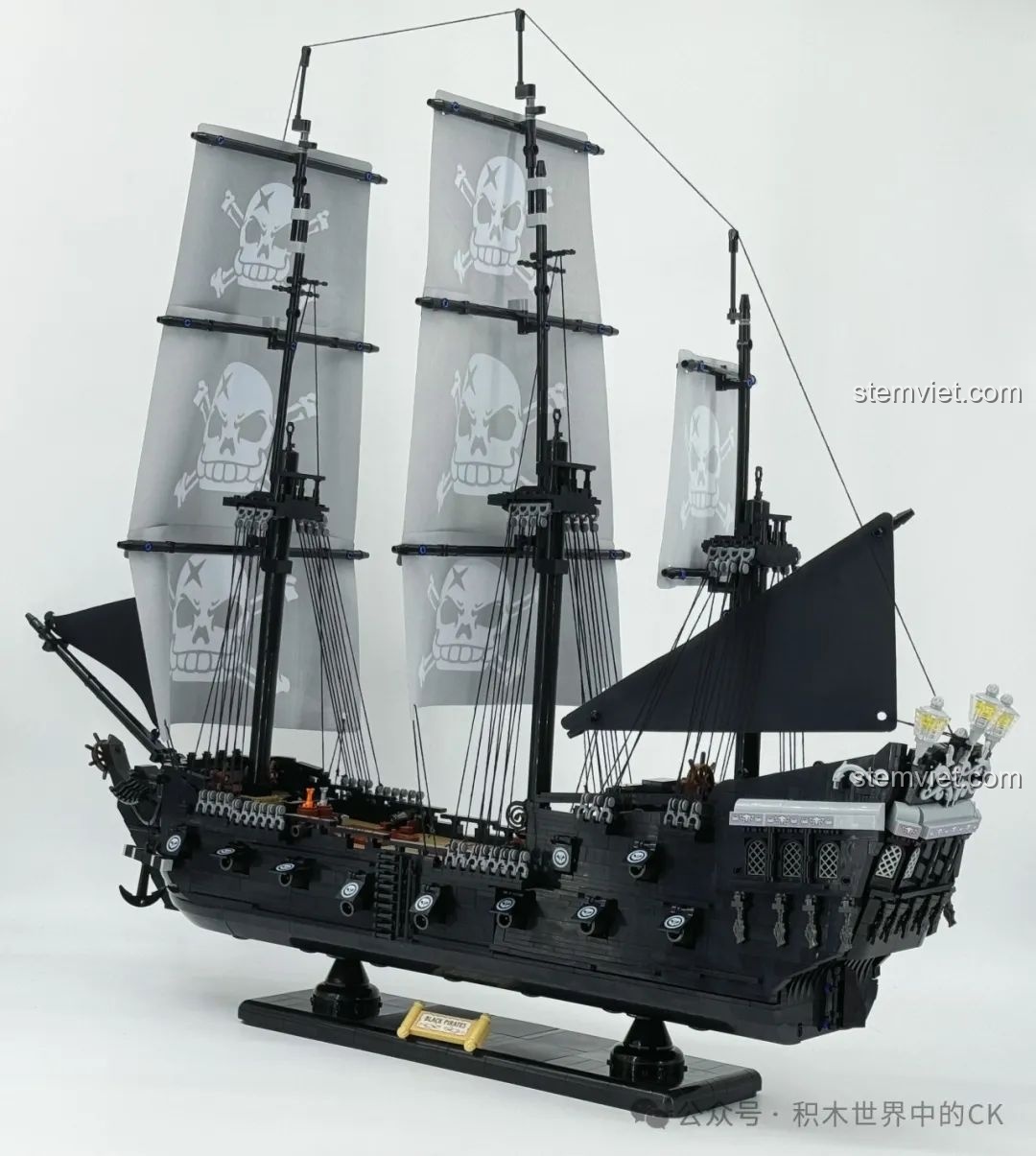 Mô hình BAKA 33305 Tàu Cướp Biển Đen đã hoàn thiện, nhìn từ góc chéo khác với cánh buồm kéo lên.