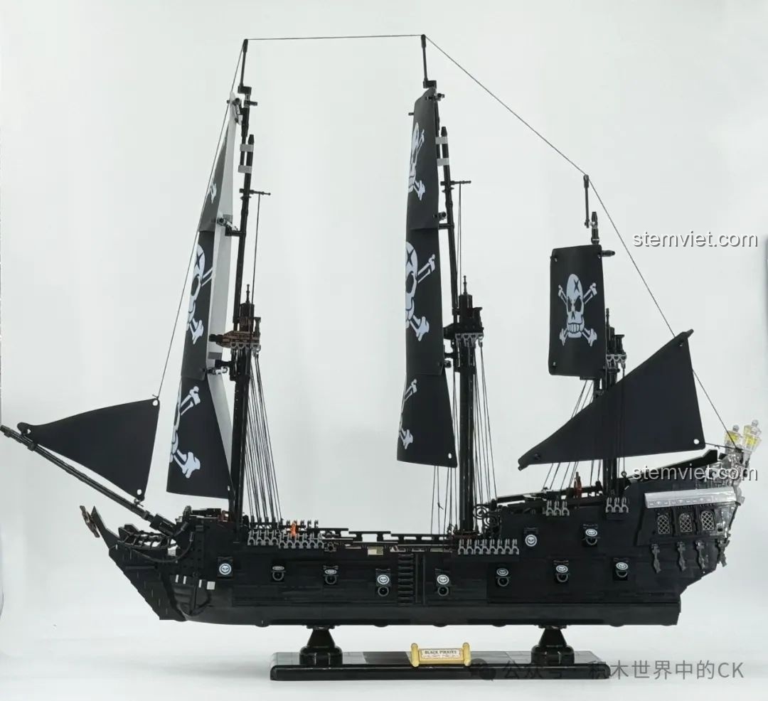 Mô hình BAKA 33305 Tàu Cướp Biển Đen đã hoàn thiện, nhìn từ góc chéo với cánh buồm kéo lên.