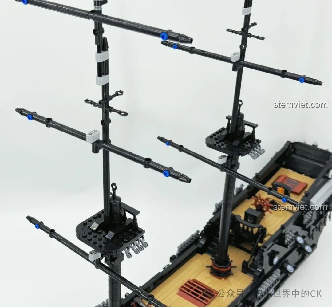 Mô hình BAKA 33305 Tàu Cướp Biển Đen đã hoàn thiện, nhìn trực diện từ phía trước, với các cánh buồm nổi bật.