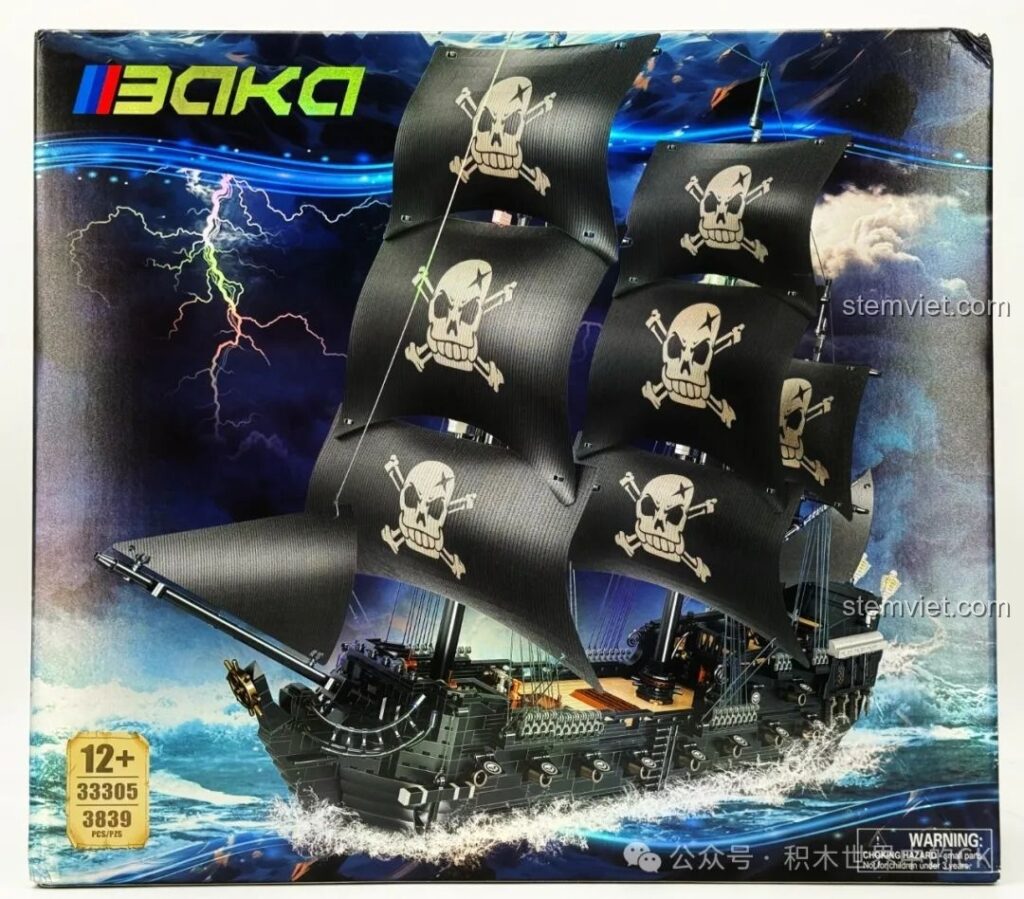 Hộp sản phẩm bộ lắp ghép BAKA 33305 Mô hình Tàu Cướp Biển Đen với hình ảnh con tàu hùng vĩ, cờ đầu lâu xương chéo đặc trưng. Kích thước lớn, hơn 3800 mảnh ghép.