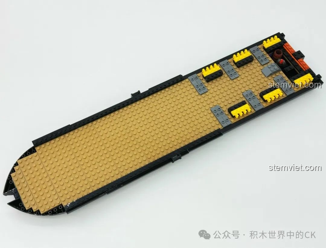 Khung tàu cơ bản của bộ lắp ghép BAKA 33305 Mô hình Tàu Cướp Biển Đen, với các mảnh ghép màu vàng và đen.