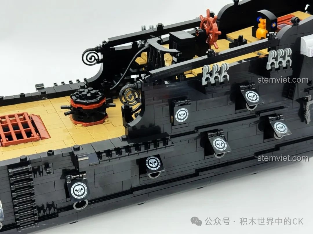 Phần mũi tàu từ bên ngoài của bộ BAKA 33305 Mô hình Tàu Cướp Biển Đen, với thiết kế mạnh mẽ.