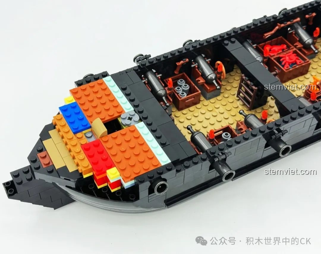 Chi tiết phần mũi tàu từ bên trong của bộ BAKA 33305 Mô hình Tàu Cướp Biển Đen, với các khẩu pháo và cấu trúc.