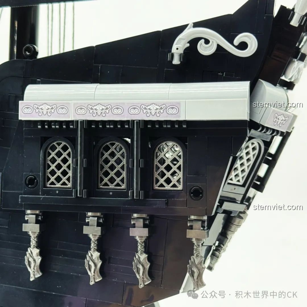 Minifigure Eren Titan từ Attack on Titan trên cột buồm của mô hình BAKA 33305 Tàu Cướp Biển Đen.