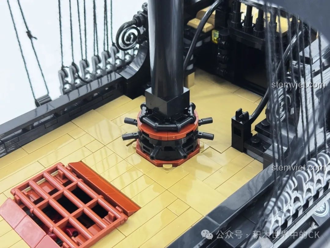 Các minifigure cướp biển trên boong tàu BAKA 33305 Tàu Cướp Biển Đen, tương tác với các chi tiết.