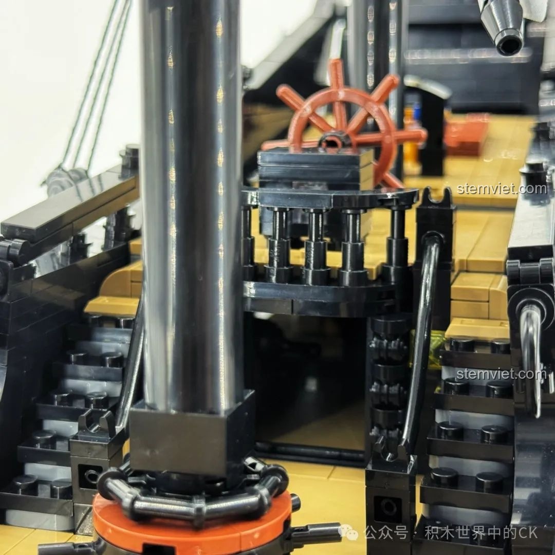 Các minifigure cướp biển trên boong tàu BAKA 33305 Tàu Cướp Biển Đen, với thuyền trưởng Jack Sparrow.