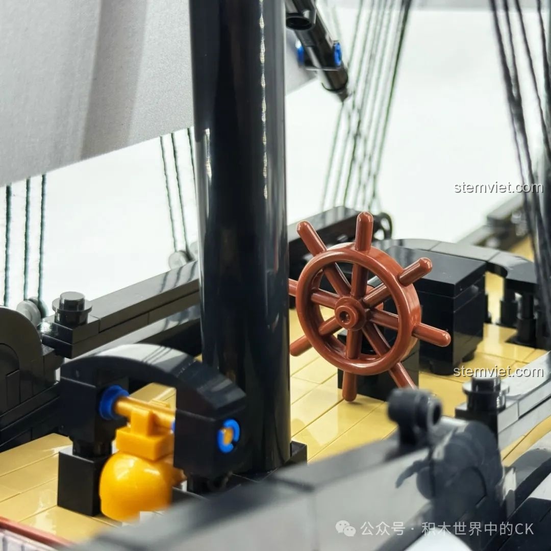 Minifigure cướp biển đang điều khiển bánh lái trên mô hình BAKA 33305 Tàu Cướp Biển Đen.