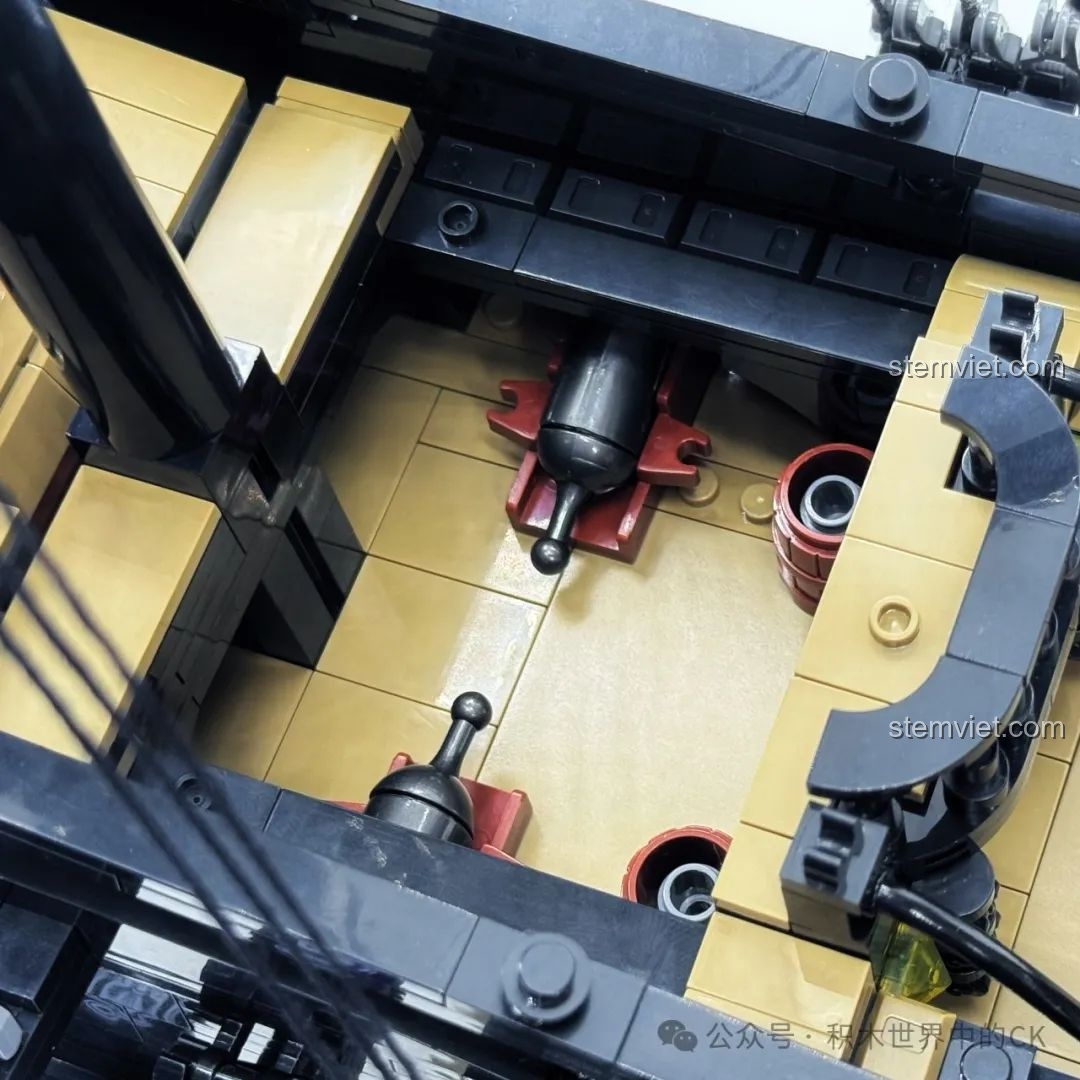 Hai minifigure cướp biển bên cạnh các khẩu pháo trên mô hình BAKA 33305 Tàu Cướp Biển Đen.